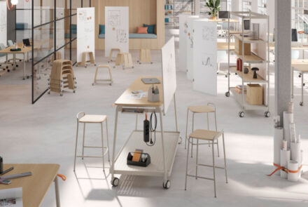boards von Brunner | helle, einladende Arbeitslandschaft mit flexiblen Möbeln Bild