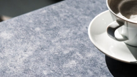 Kvadrat Really | dunkelblaue Tischoberfläche von Kvadrat mit Kaffeetasse Bild