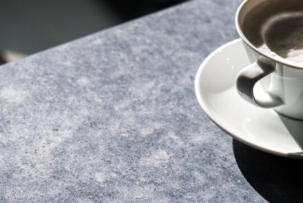 Kvadrat Really | dunkelblaue Tischoberfläche von Kvadrat mit Kaffeetasse Bild