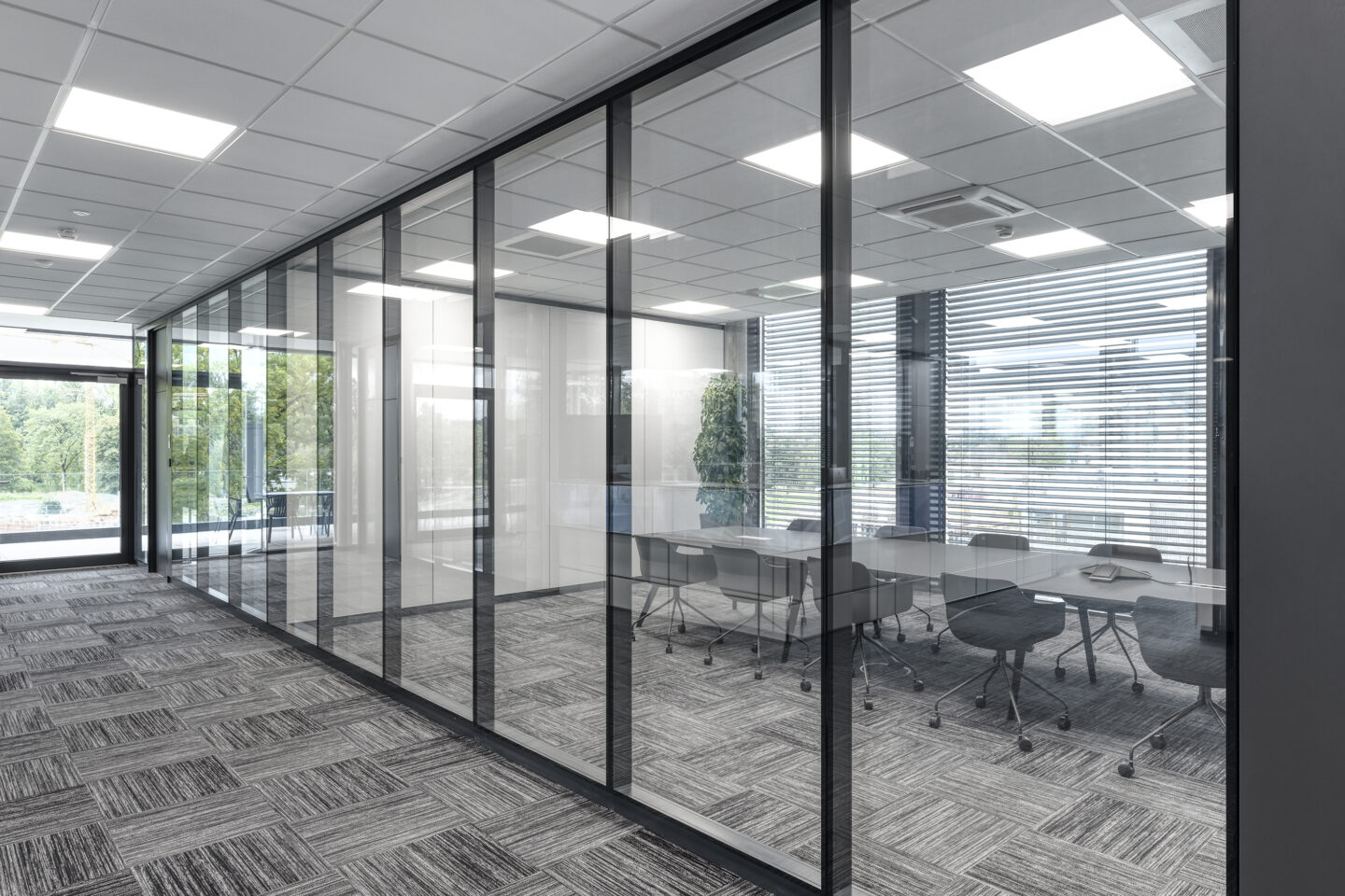 In Besprechungsräumen und in den Büros der Geschäftsleitung erfüllt die Strucural-Glazing-Verglasung fecostruct mit Rw,P = 47 dB noch höhere Schalldämmanforderungen