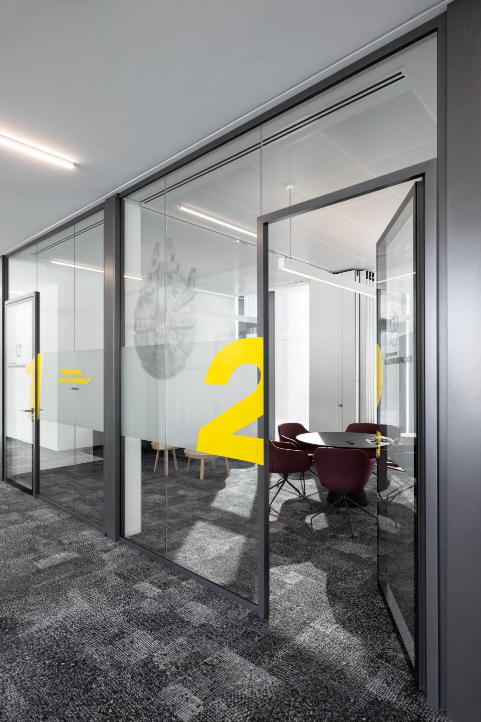 Powercloud IT campus in Achern | glass walls and doors with applications for more privacy