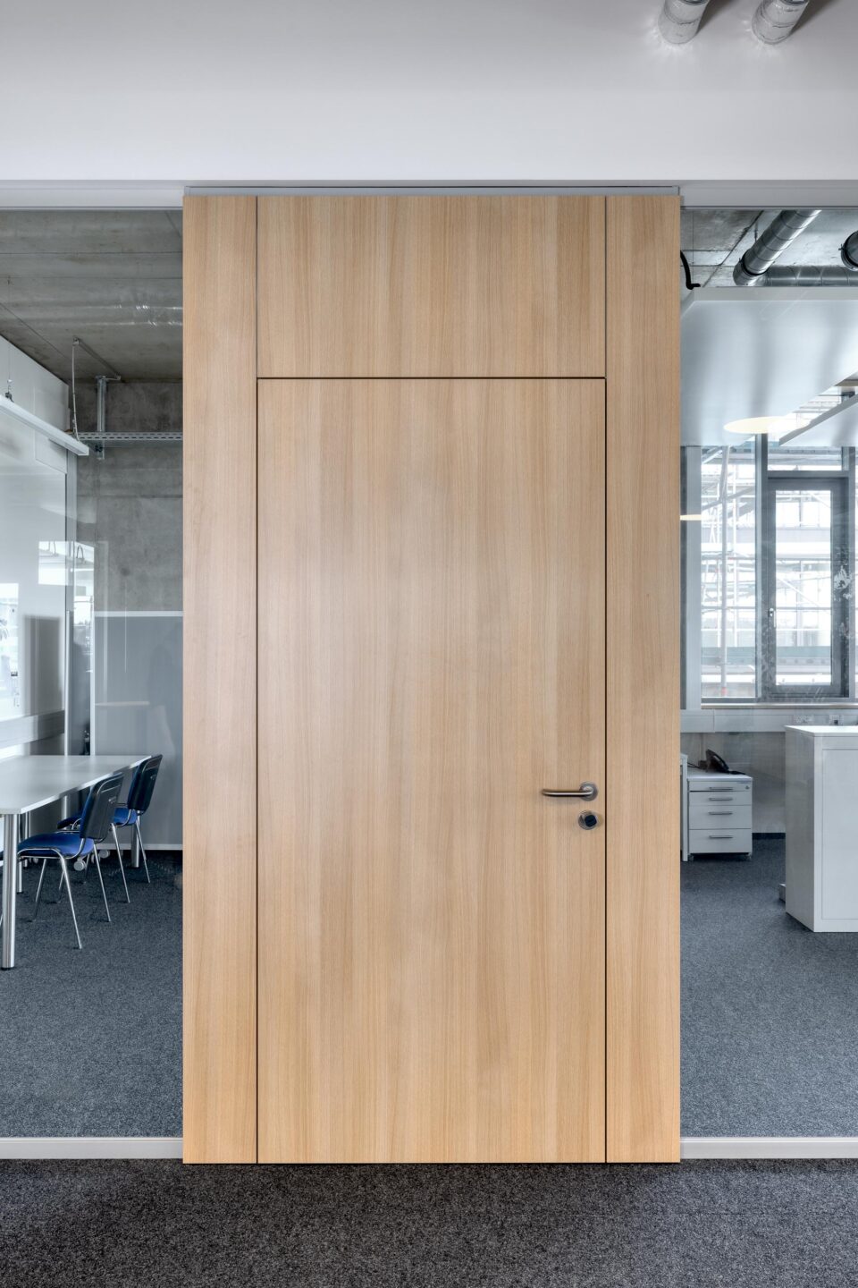 Erhardt + Leimer Elektroanlagen | Holztür