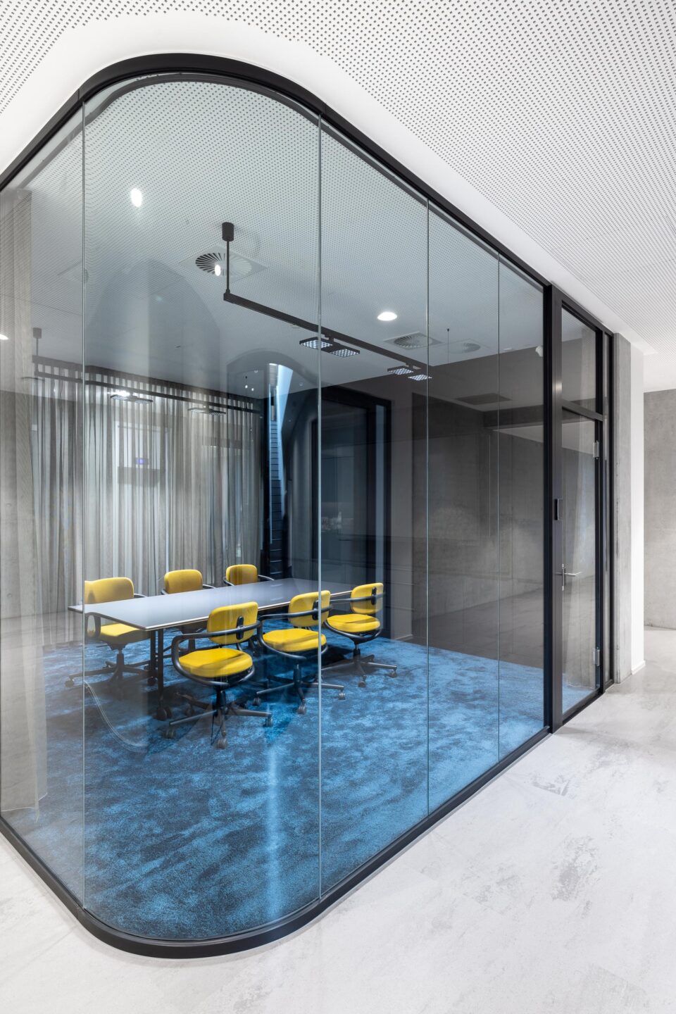 SGP Campus Ulm | conference room with dark glass