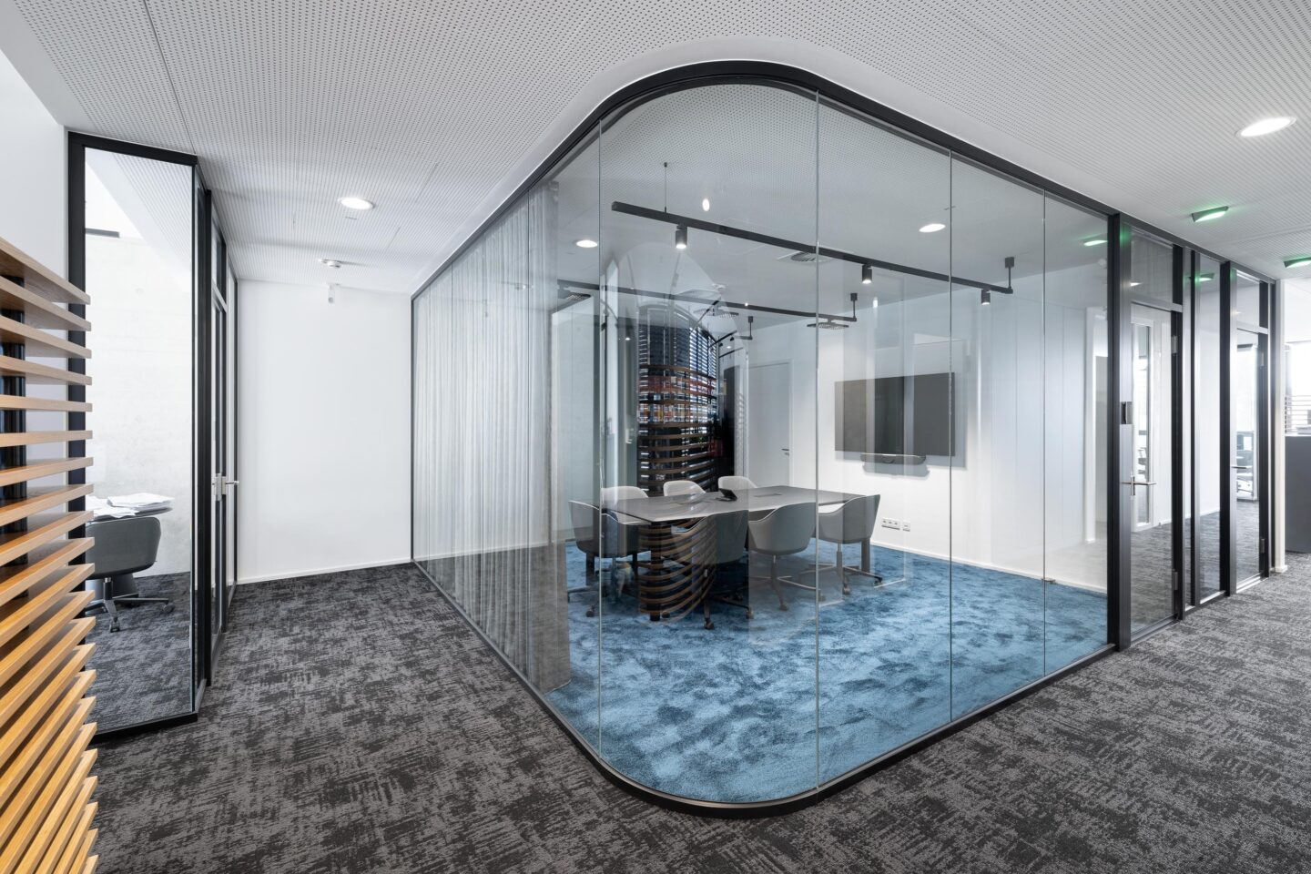 SGP Campus Ulm | curved corner of glass office