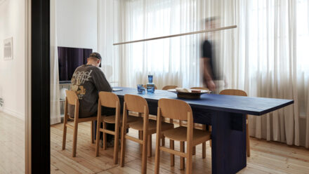 Studio Visit mit Muuto | blauer Statementtisch im Besprechungsraum Bild