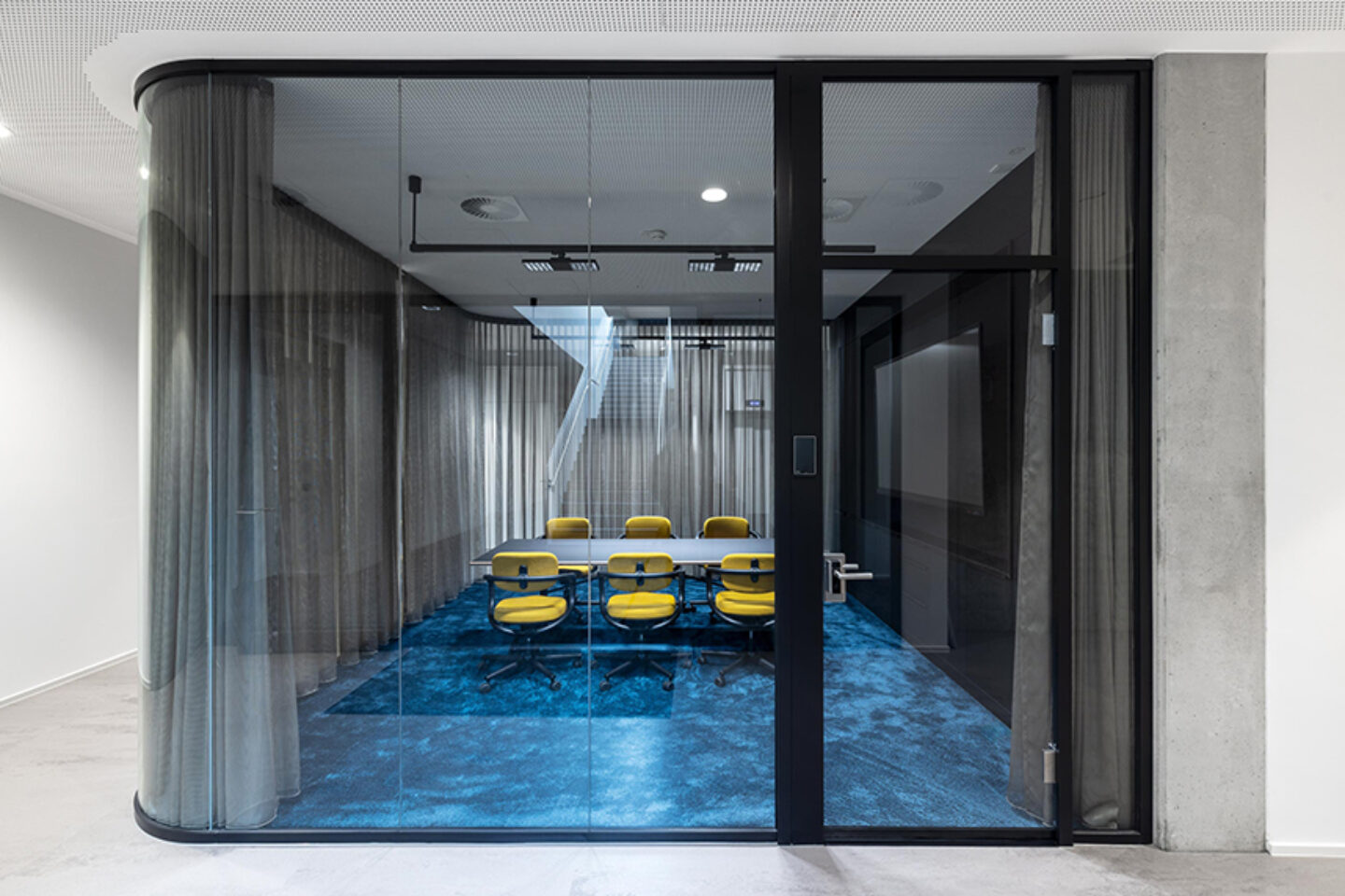 SGP Campus Ulm | office behind dark glass walls