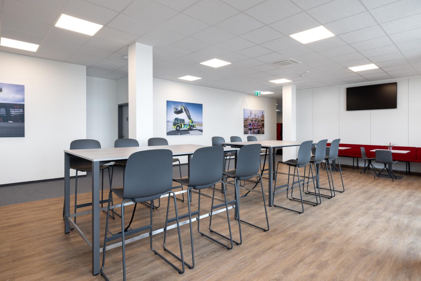 Rosenbauer Karlsruhe GmbH | table with bar stools