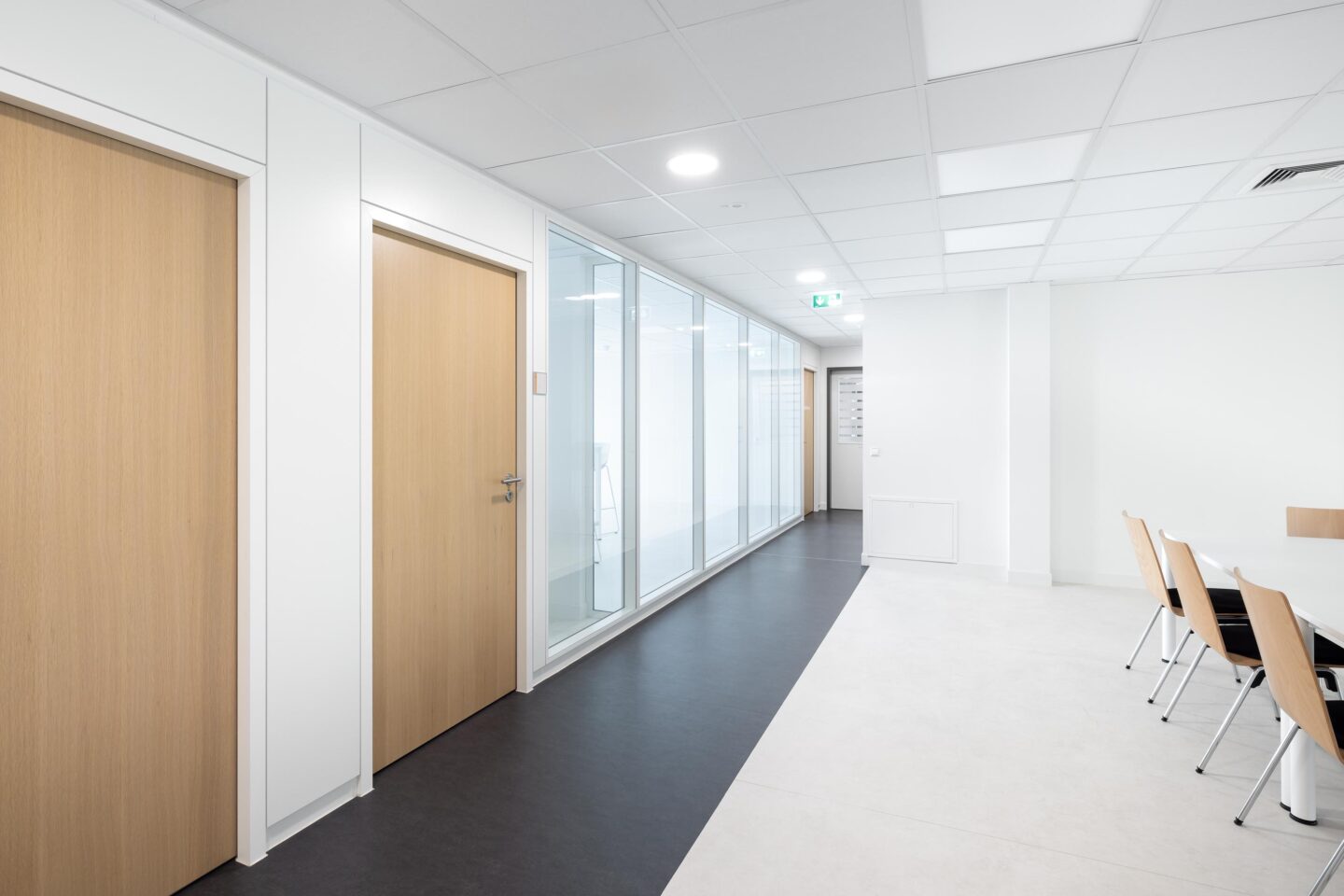 Siloah St. Trudpert in Pforzheim | Rhythmisierte Innenfassade mit Holzverkleidungen im Atrium.