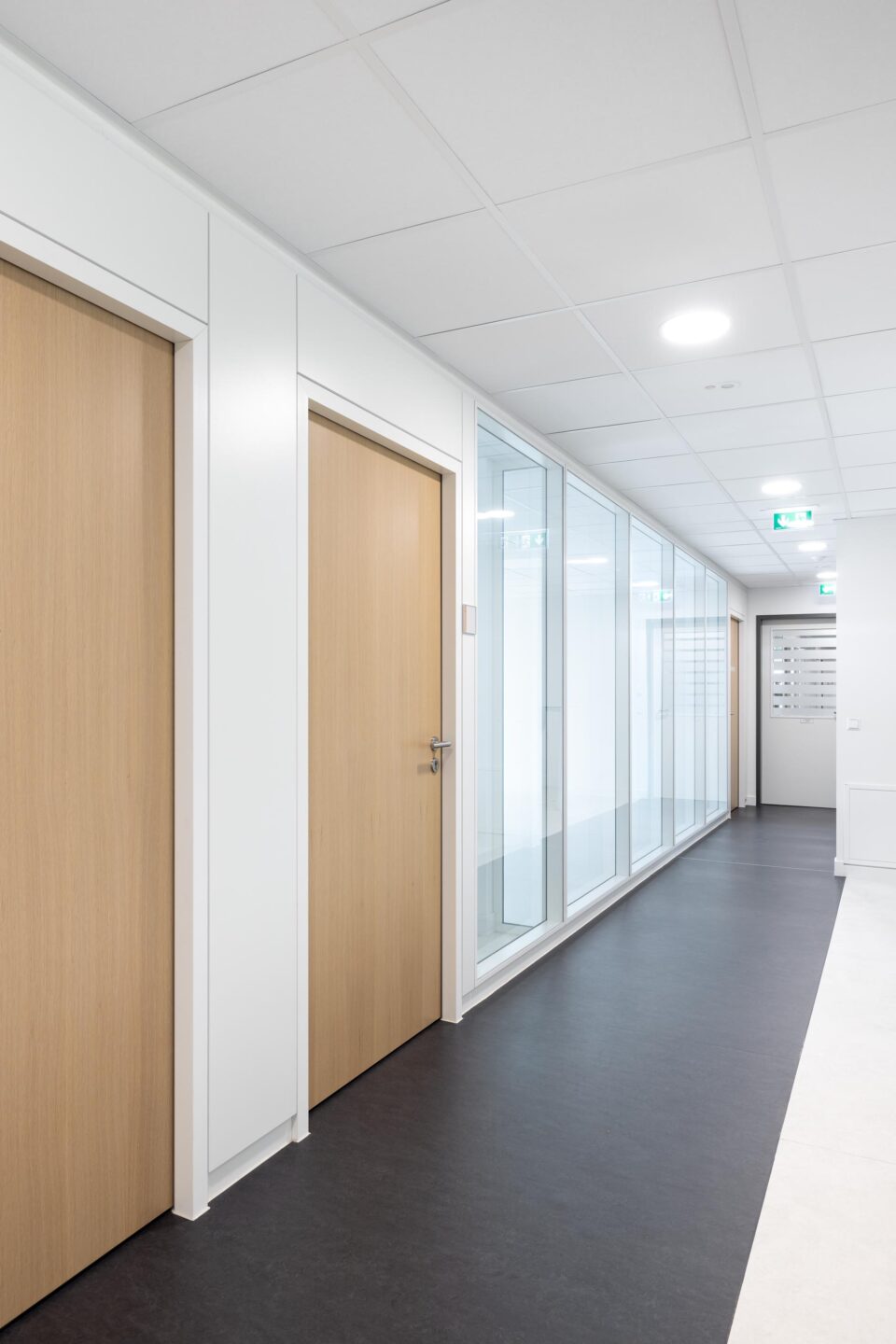 Siloah St. Trudpert in Pforzheim | Eichefurnierte Türblätter sorgen für eine warme und natürliche Atmosphäre.