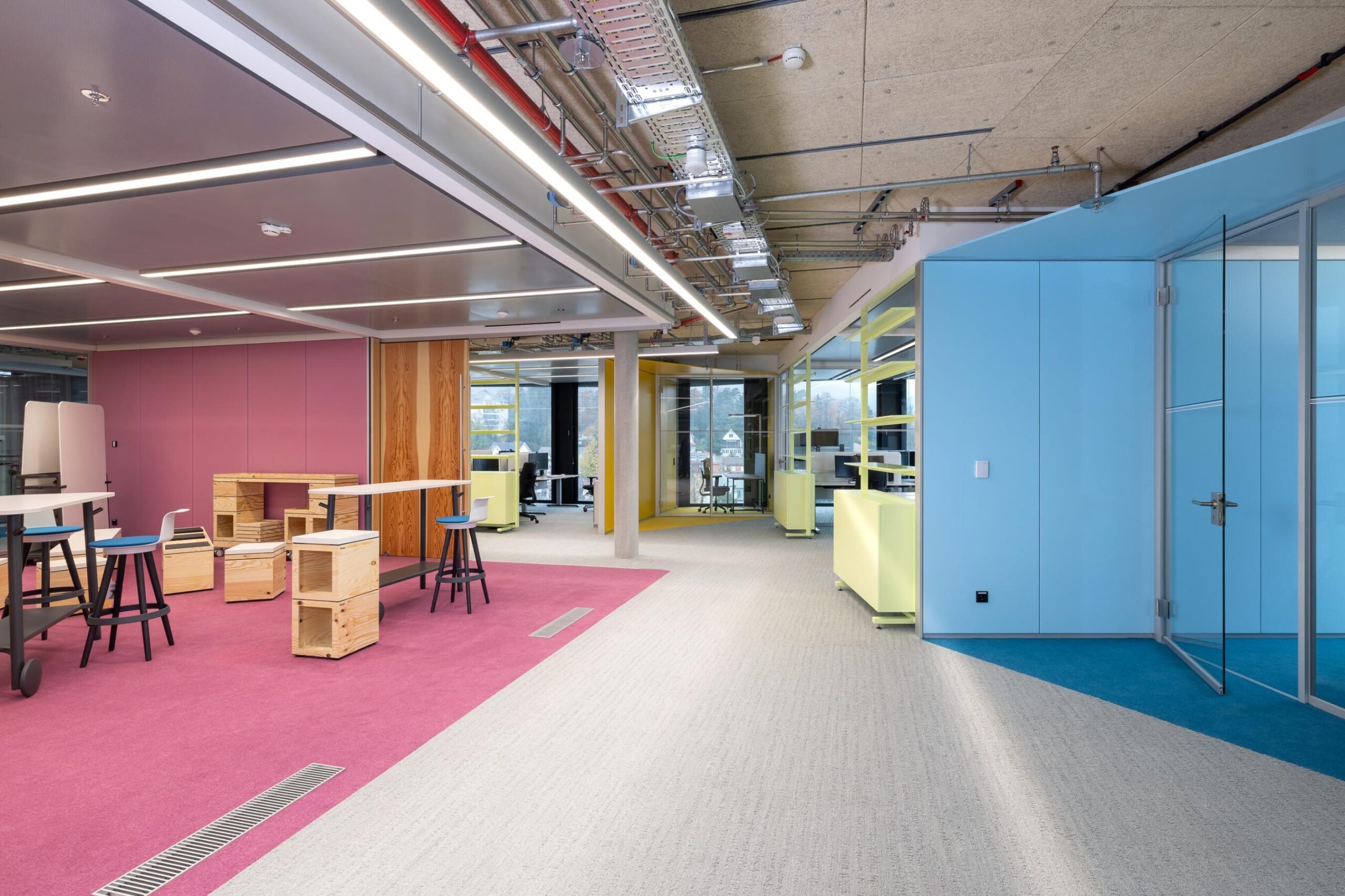 Light-flooded work area with flexible interior design thanks to feco system walls | German Design Award 2025 | feco