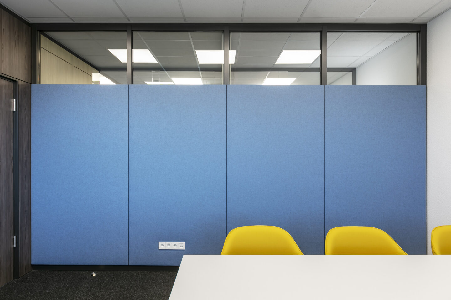 Emissionsarme Akustikwand mit nachhaltiger Holzplatte und schallabsorbierendem Design | feco-Systemwände | fecophon Stoff Blue