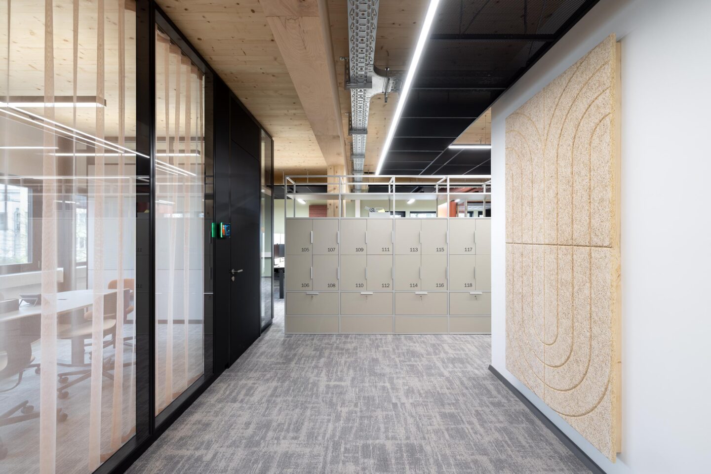 Office partition with glass and wood in a sustainable design | feco
