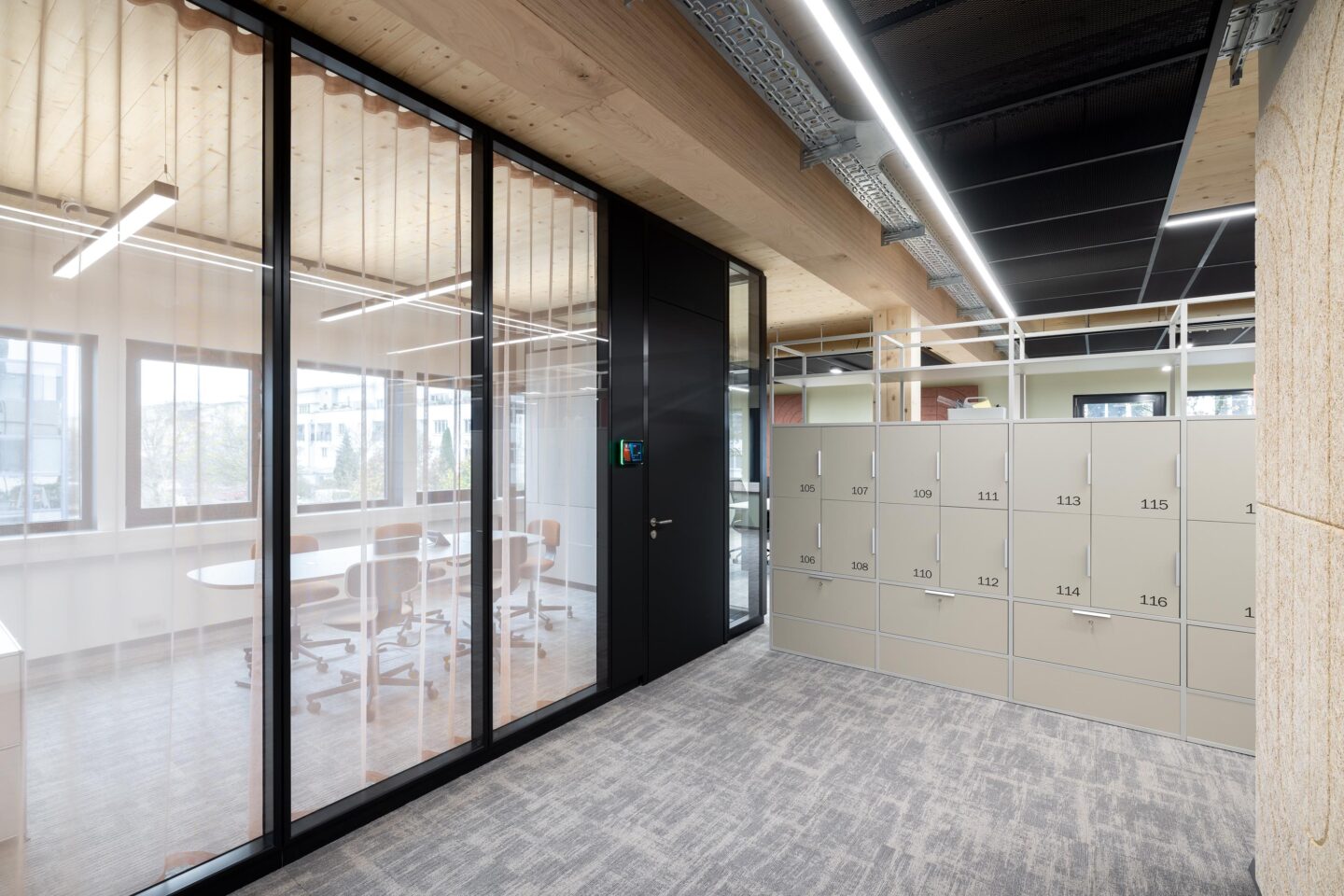 Transparent glass partition in office landscape | feco