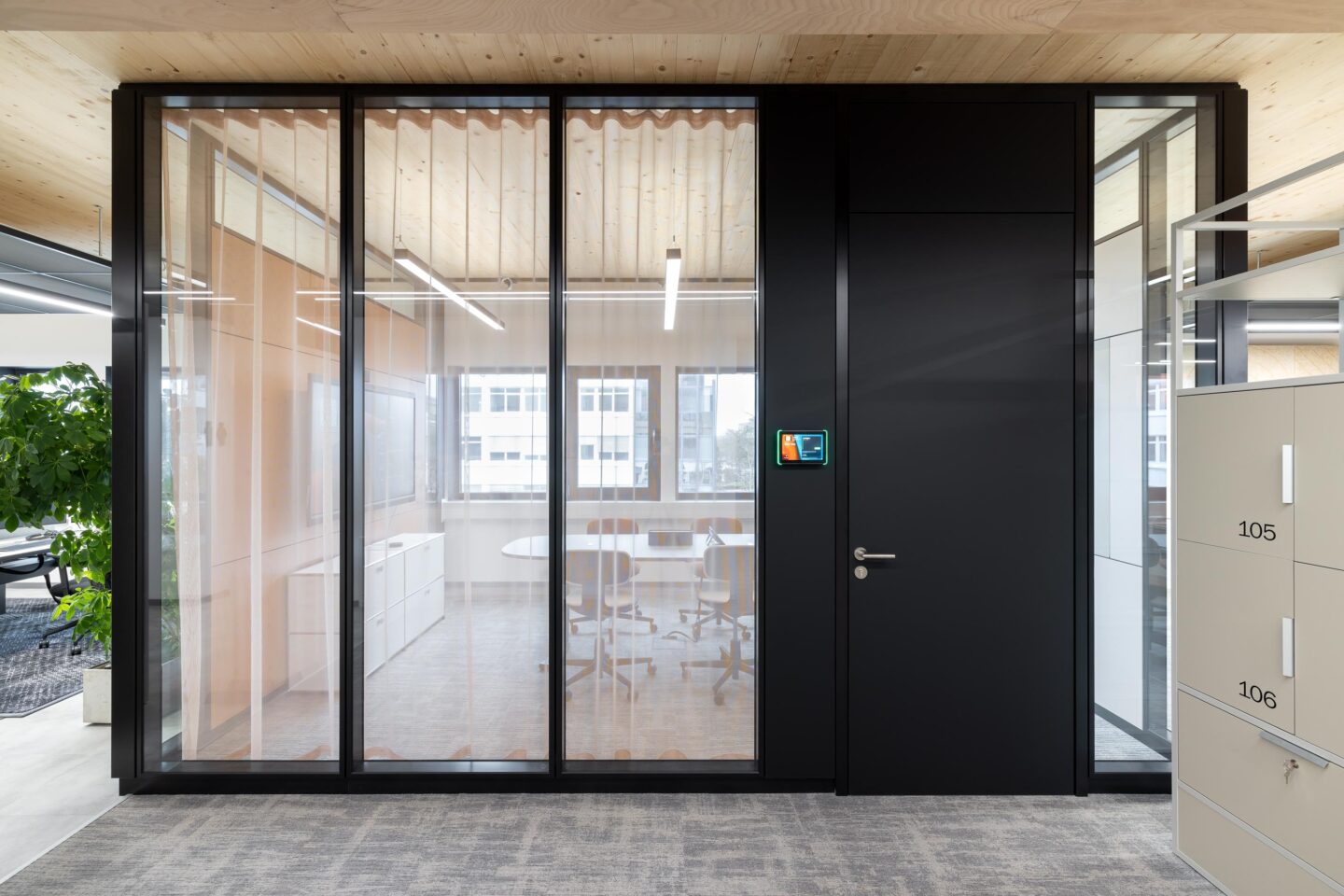 Glass wall with narrow black frame profiles | feco