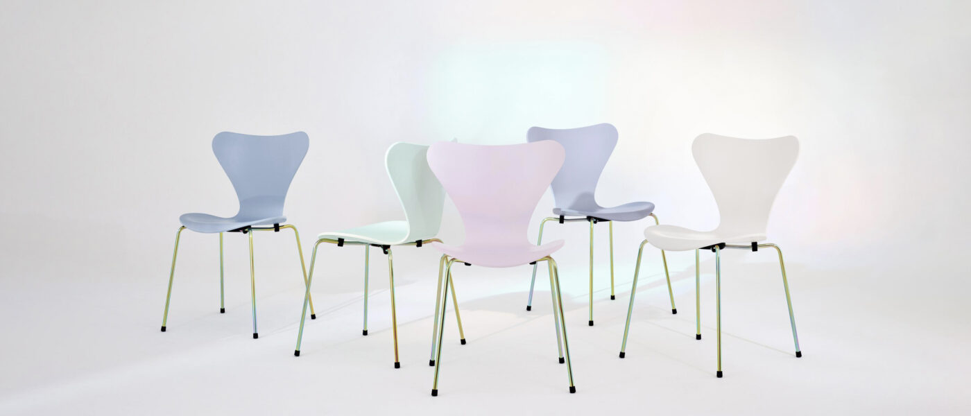Fritz Hansen Serie 7 Stühle in 7:14 AM Colours in einem Interieur | feco