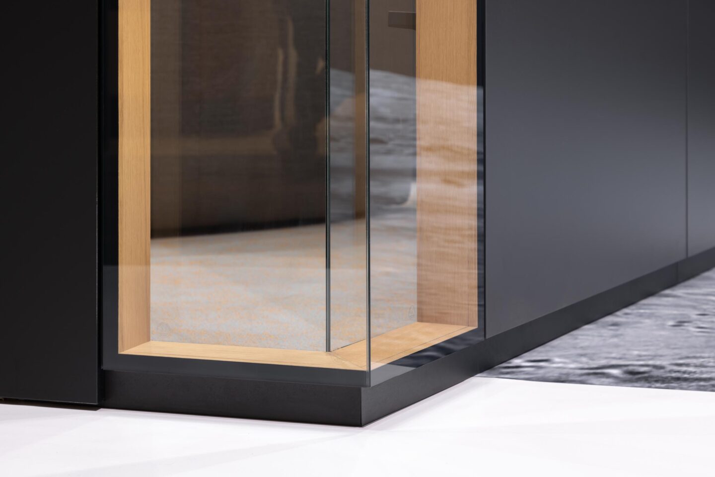 Kombination von Glas und Holz bei Trennwänden | feco Systemtrennwände