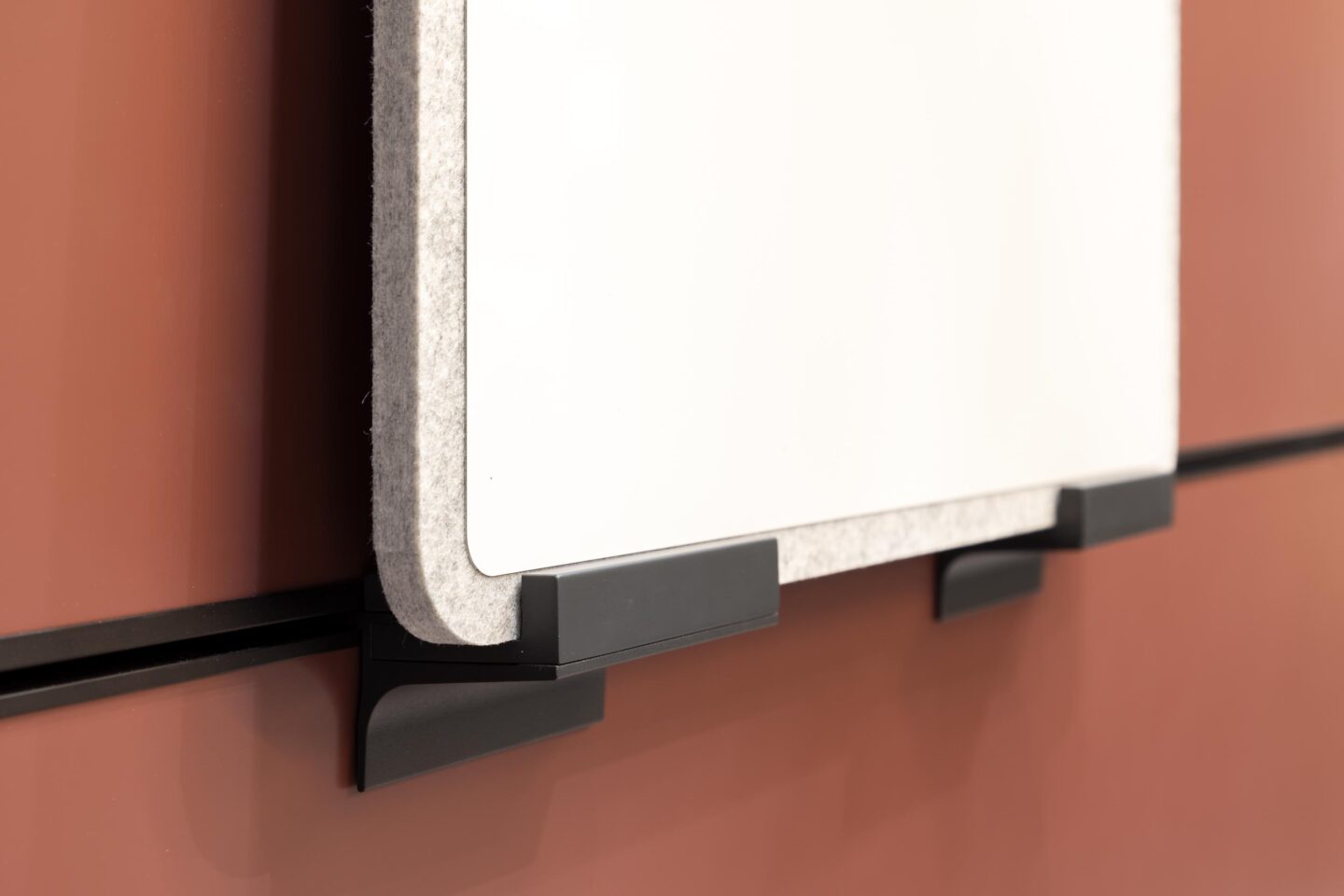 Multifunktionale Wand mit Whiteboard | feco Systemtrennwände