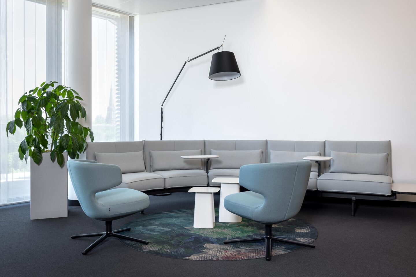 Lounge corner in the tea kitchen with seating and lighting | feco office furnishings and feco system partition walls