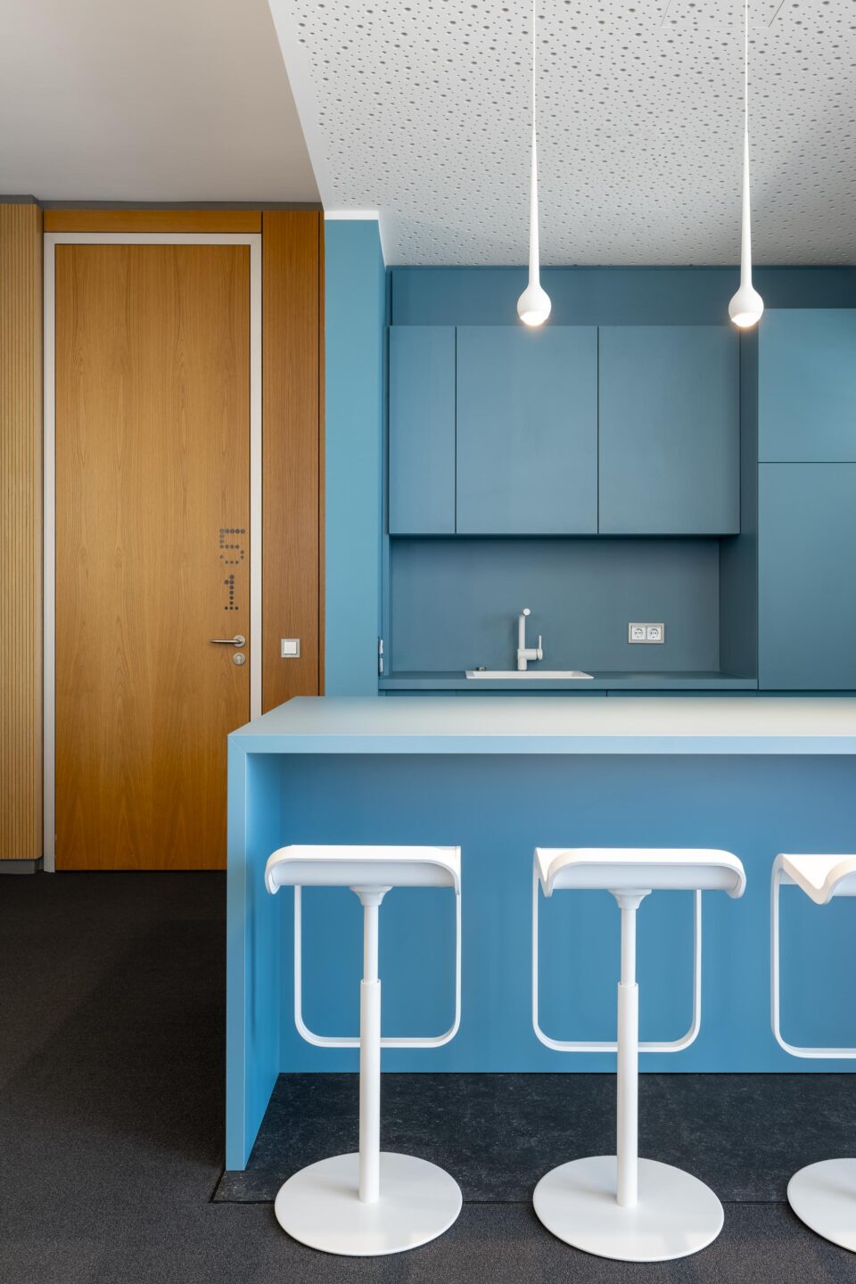 Modern tea kitchen in Volksbank blue | feco office furnishings and feco system partition walls