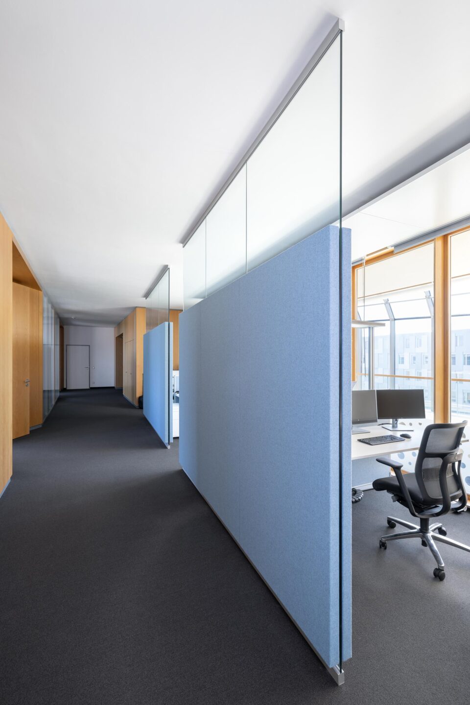 Workspace with glass partition and daylight | feco office furnishings and feco system partition walls