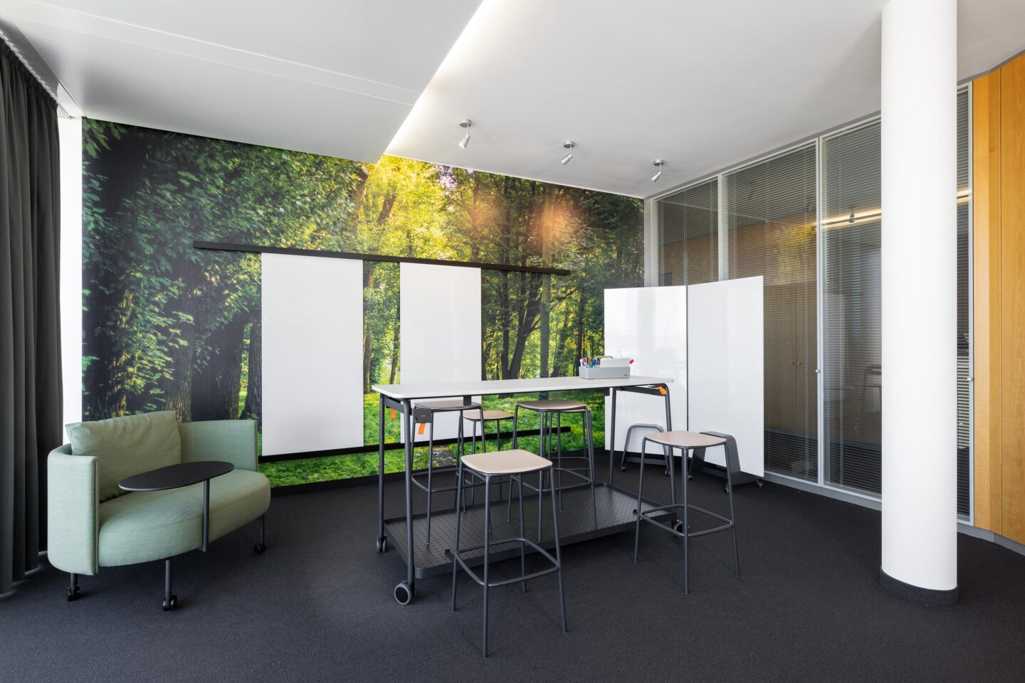 Meeting room with Black Forest-style wallpaper | feco office furnishings and feco system partition walls