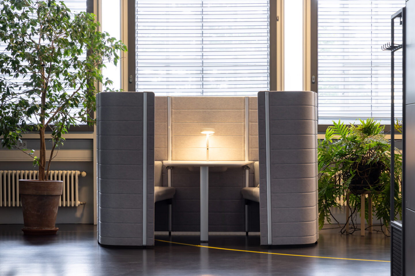 Inspirierender Raum mit Möbeln von Vitra | feco-Büroeinrichtungen