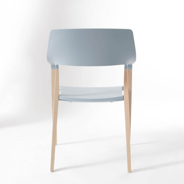 Brunner Halm Stapelstuhl mit Armlehnen aus Eichenholz und Kunststoffsitz in Blau – modernes Design für Pflege und Gastronomie