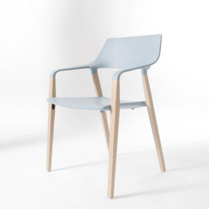 Brunner Halm Stapelstuhl mit Armlehnen aus Eichenholz und Kunststoffsitz in Blau – modernes Design für Pflege und Gastronomie