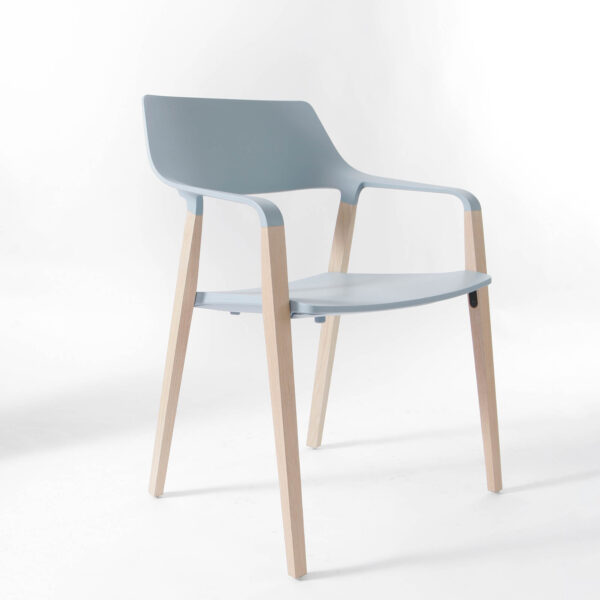 Brunner Halm Stapelstuhl mit Armlehnen aus Eichenholz und Kunststoffsitz in Blau – modernes Design für Pflege und Gastronomie