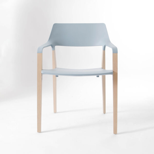 Brunner Halm Stapelstuhl mit Armlehnen aus Eichenholz und Kunststoffsitz in Blau – modernes Design für Pflege und Gastronomie