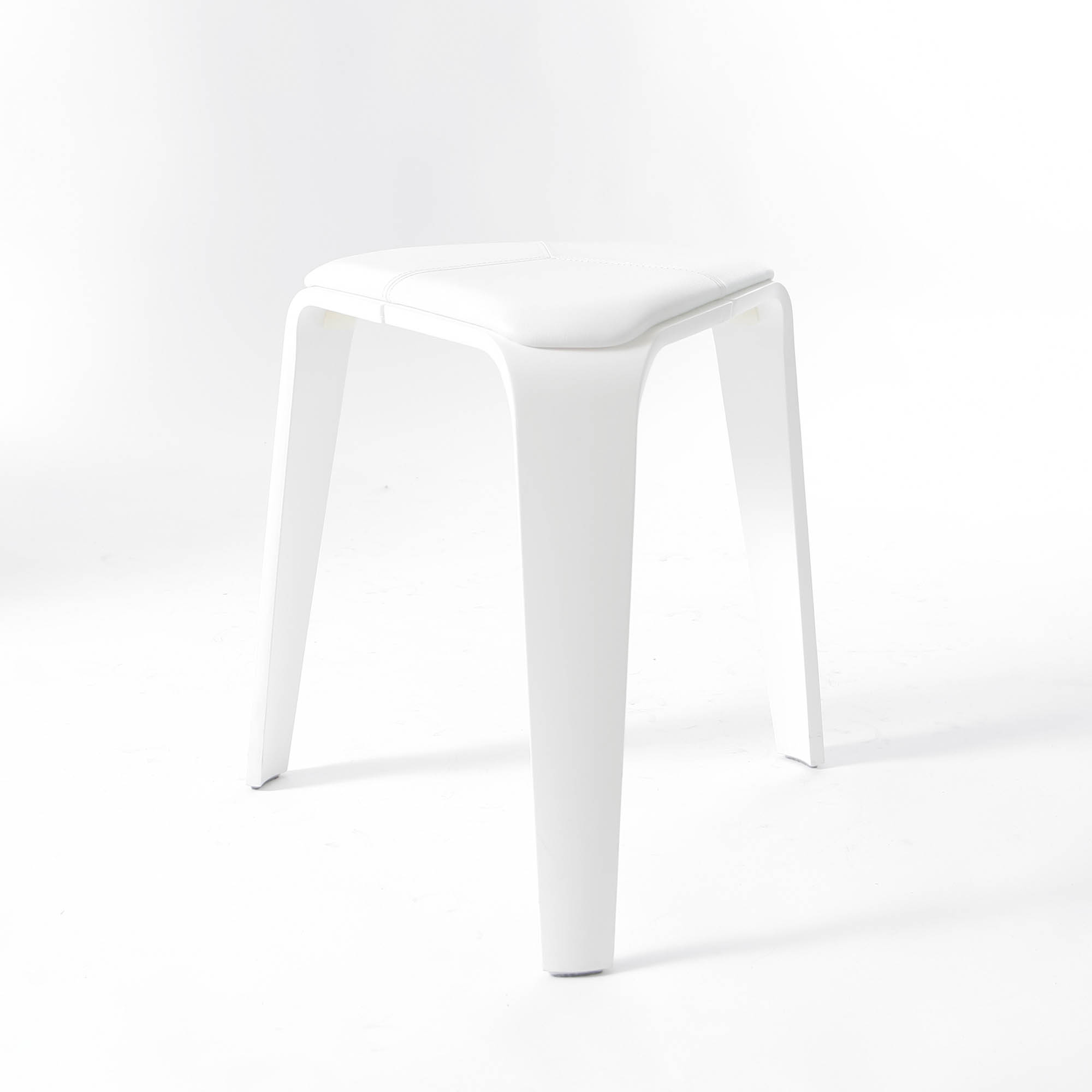 Brunner Hocker Hoc in Weiß mit Ledersitz – im Sale bei feco in Karlsruhe Brunner Hocker Hoc in weiß lackierter Ausführung mit Leder-Sitzpolster – skulptural und stapelbar – im Sale bei feco in Karlsruhe