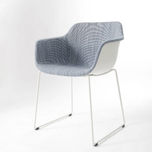 Brunner Crona Light Touch – Designstuhl mit gepolstertem Innenleben in Stone-Grau und Kvadrat-Bezug – bei feco in Karlsruhe