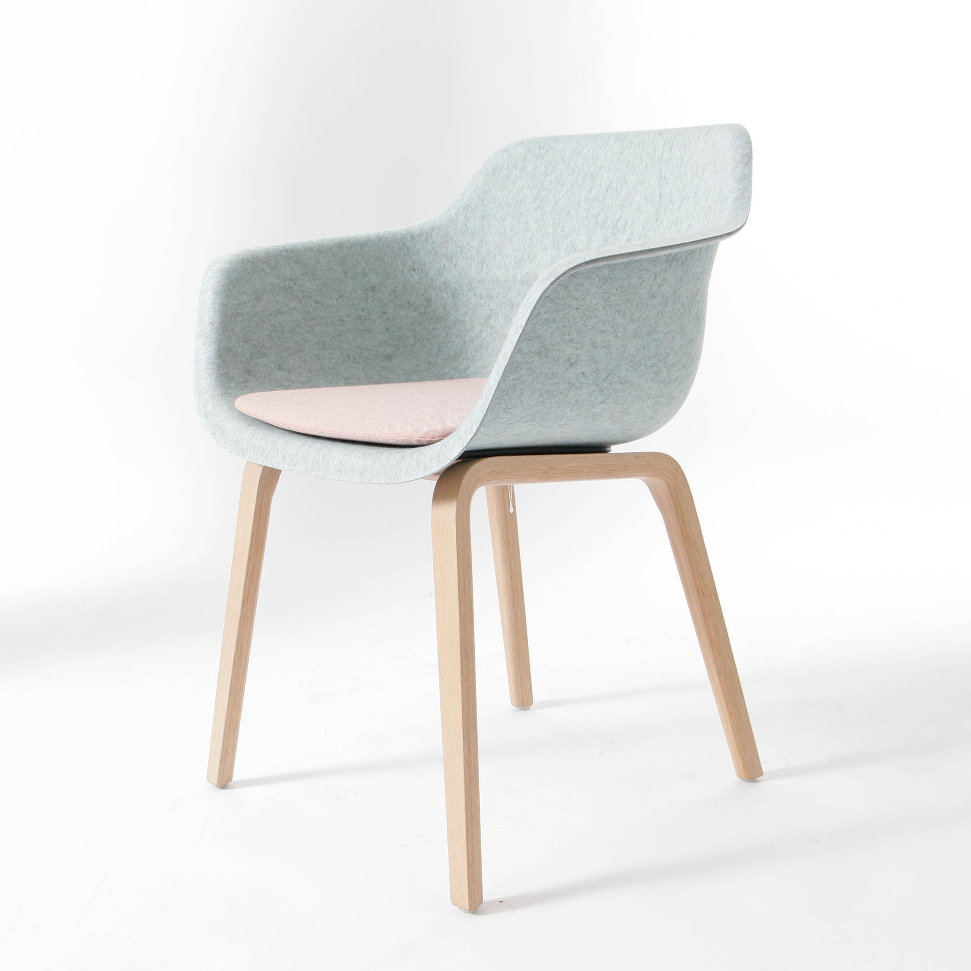 Brunner Crona Felt – Vliesstuhl mit Holzgestell und Kvadrat-Kissen – im Sale bei feco in Karlsruhe Brunner Crona Felt mit Vliesschale in Frost und Eiche-Gestell – mit losem Kvadrat Remix Sitzkissen – im Sale bei feco in Karlsruhe