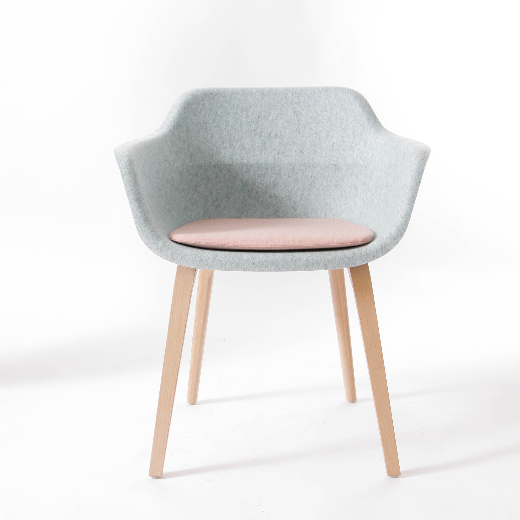 Brunner Crona Felt – Vliesstuhl mit Holzgestell und Kvadrat-Kissen – im Sale bei feco in Karlsruhe Brunner Crona Felt mit Vliesschale in Frost und Eiche-Gestell – mit losem Kvadrat Remix Sitzkissen – im Sale bei feco in Karlsruhe