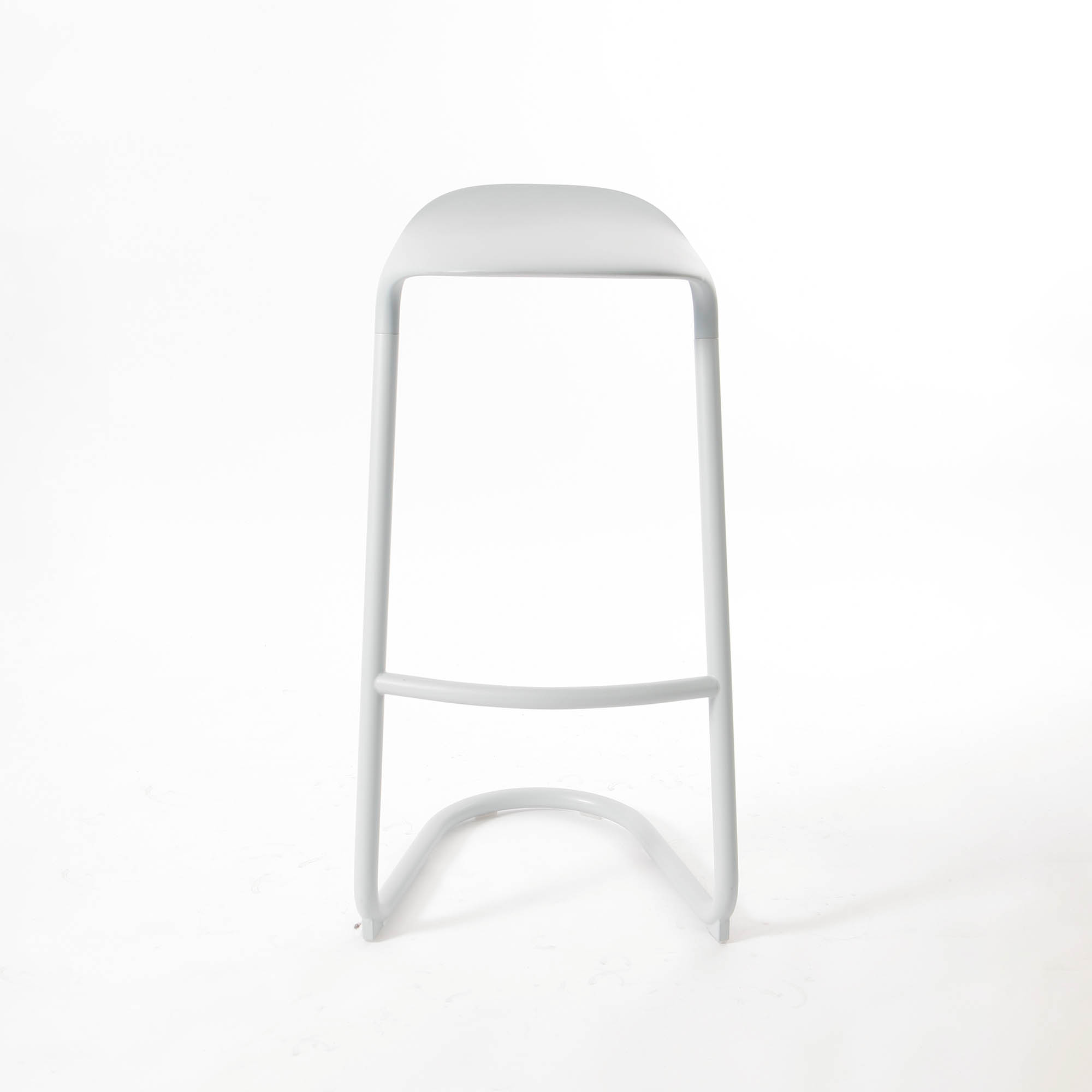 Lapalma Hocker Cross – moderner Freischwinger-Hocker bei feco in Karlsruhe Lapalma Hocker Cross in himmelblau – modernes Design trifft Funktion – erhältlich bei feco in Karlsruhe