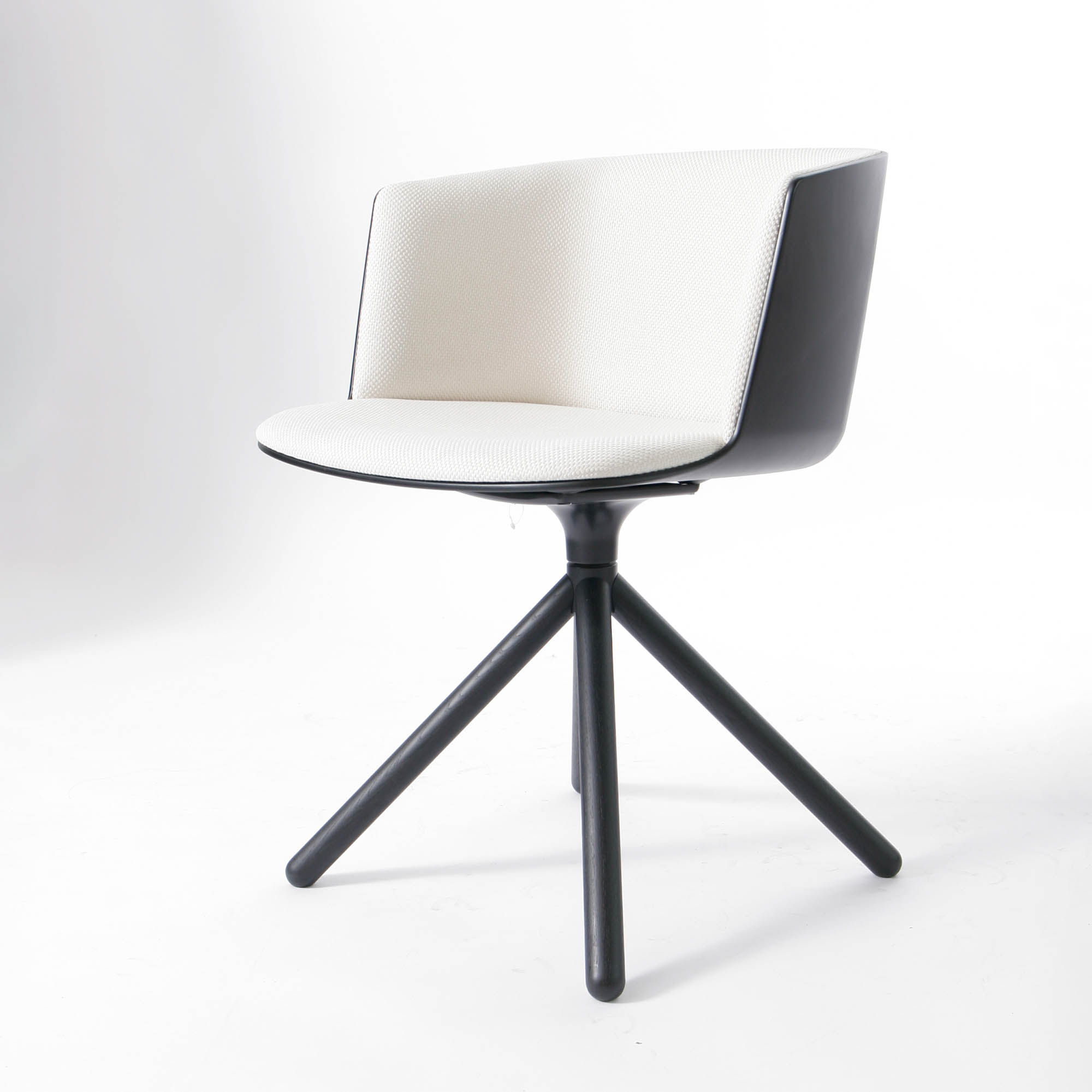 Lapalma-Stuhl-CUT-4-Kreuzfuß-02-links_MG_7071