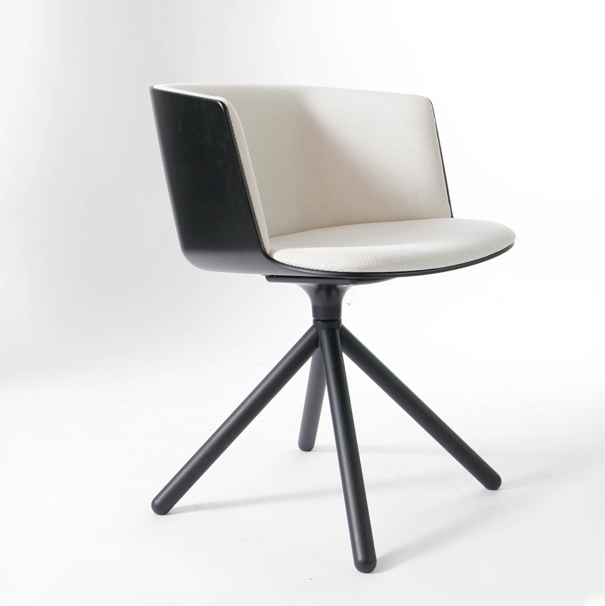 Lapalma-Stuhl-CUT-4-Kreuzfuß-03-rechts_MG_7073