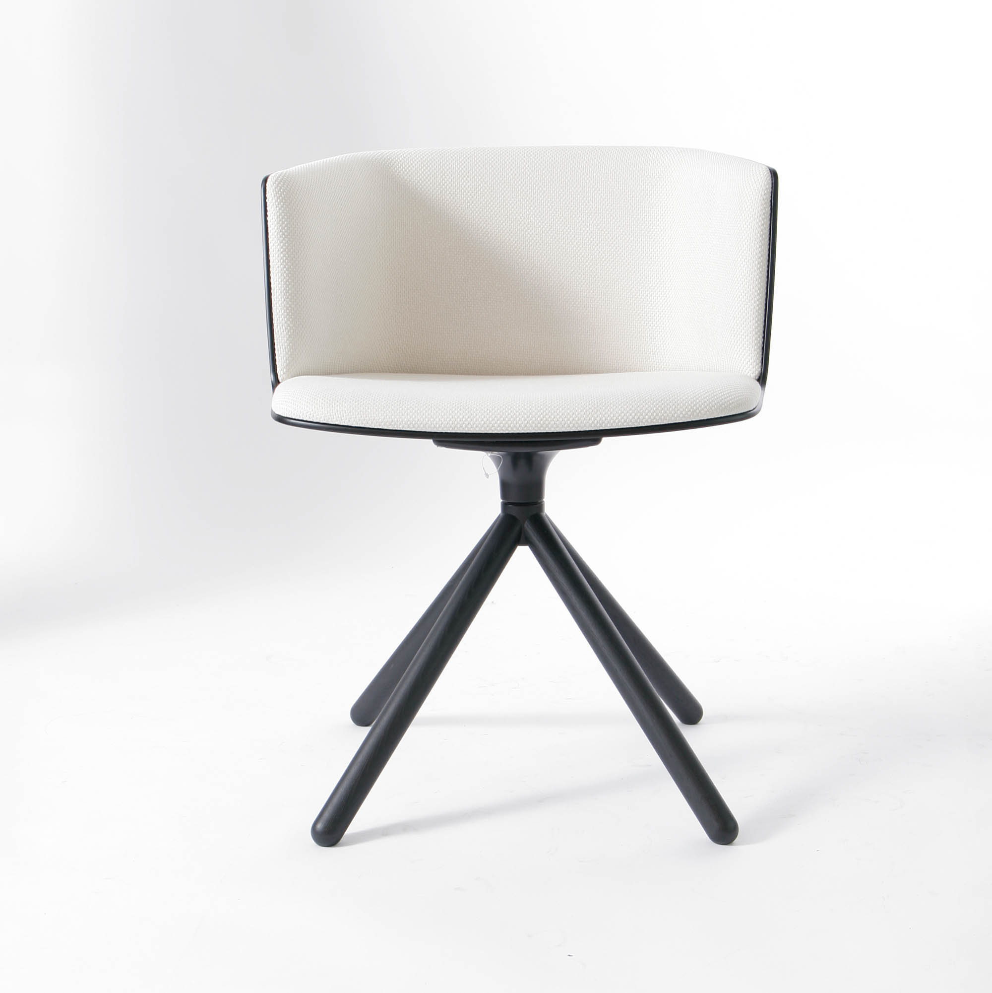 Lapalma-Stuhl-CUT-4-Kreuzfuß-04-front_MG_7068