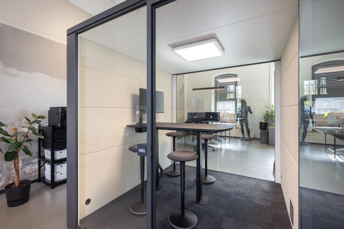 Close-up view of cube entrance with glass and metal | alpha alpaka in Karlsruhe | feco office furnishings Karlsruhe