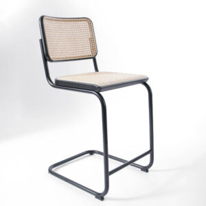 Thonet S 32 VH – hoher Freischwinger mit Rohrgeflecht-Sitz und schwarzem Stahlgestell – bei feco in Karlsruhe