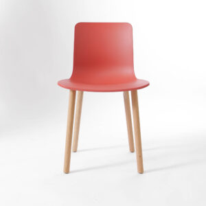 Vitra HAL RE Wood mit Sitzschale in backstein RE und Holzgestell aus Eiche – erhältlich bei feco in Karlsruhe