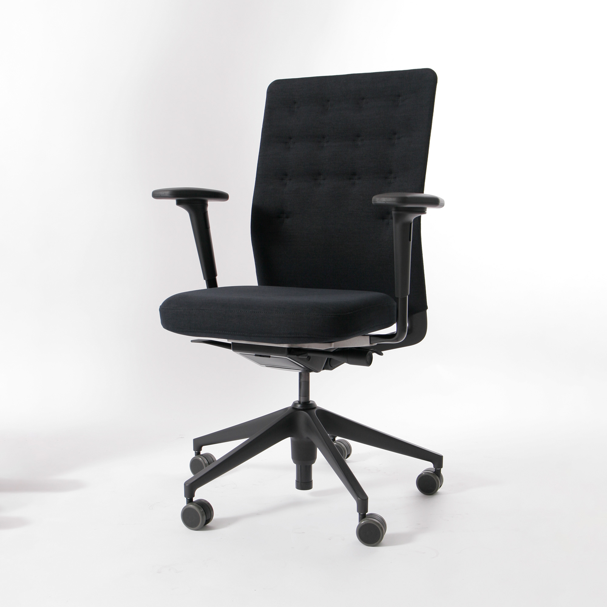 vitra-idc-id-trim-kontingentstuhl-schwarz-02-links_MG_6990