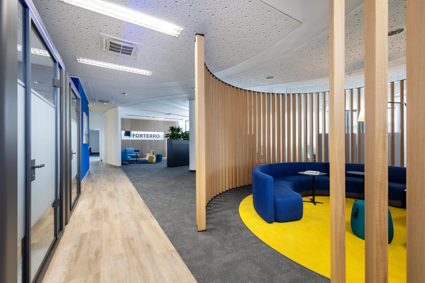 Round lounge with yellow carpet and tall slats | Forterro Abas in Karlsruhe | feco office furnishings Karlsruhe