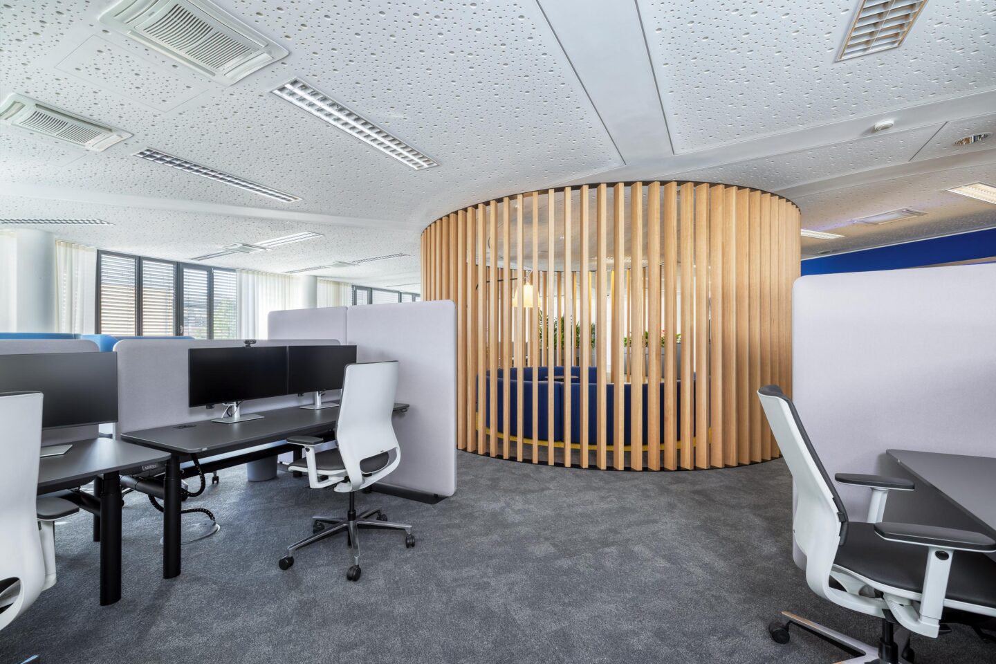 Modernes Open Space Büro mit agiler Struktur | Forterro Abas in Karlsruhe | feco-Büroeinrichtungen Karlsruhe