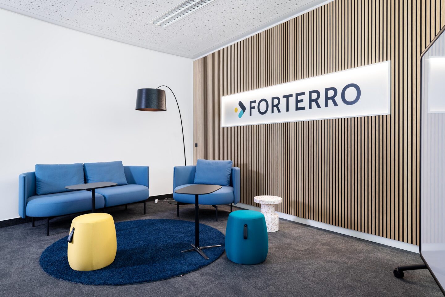 Vielfältige Lounge mit Forterro-Branding und Designmix | Forterro Abas in Karlsruhe | feco-Büroeinrichtungen Karlsruhe