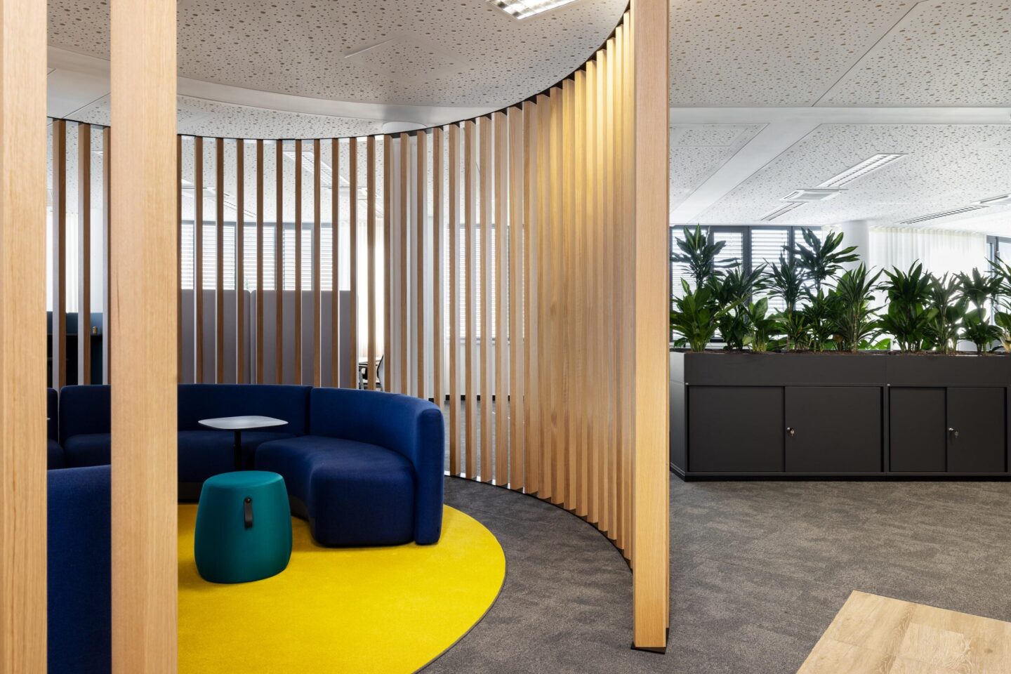 Yellow carpet as a visual link to the brand logo | Forterro Abas in Karlsruhe | feco office furnishings Karlsruhe