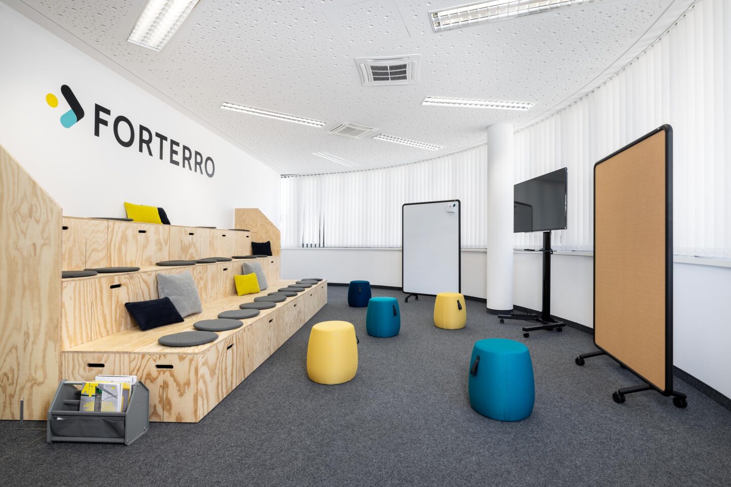 Workshop-Ecke mit flexibler Möblierung | Forterro Abas in Karlsruhe | feco-Büroeinrichtungen Karlsruhe