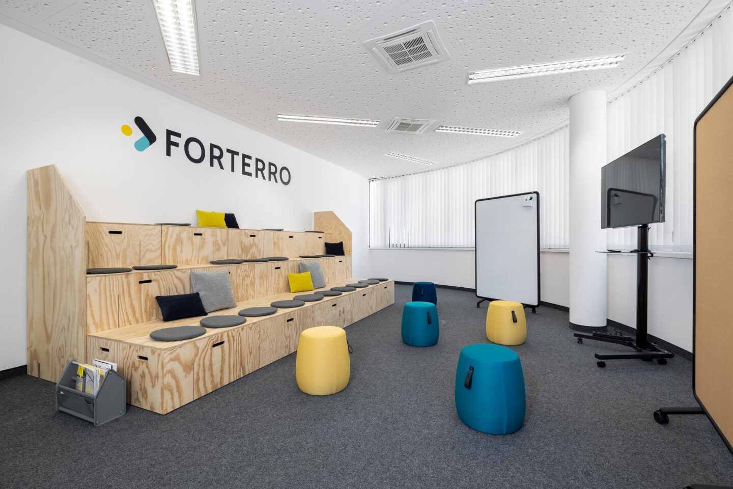 Mobiles Whiteboard im Einsatz im Workshopbereich | Forterro Abas in Karlsruhe | feco-Büroeinrichtungen Karlsruhe
