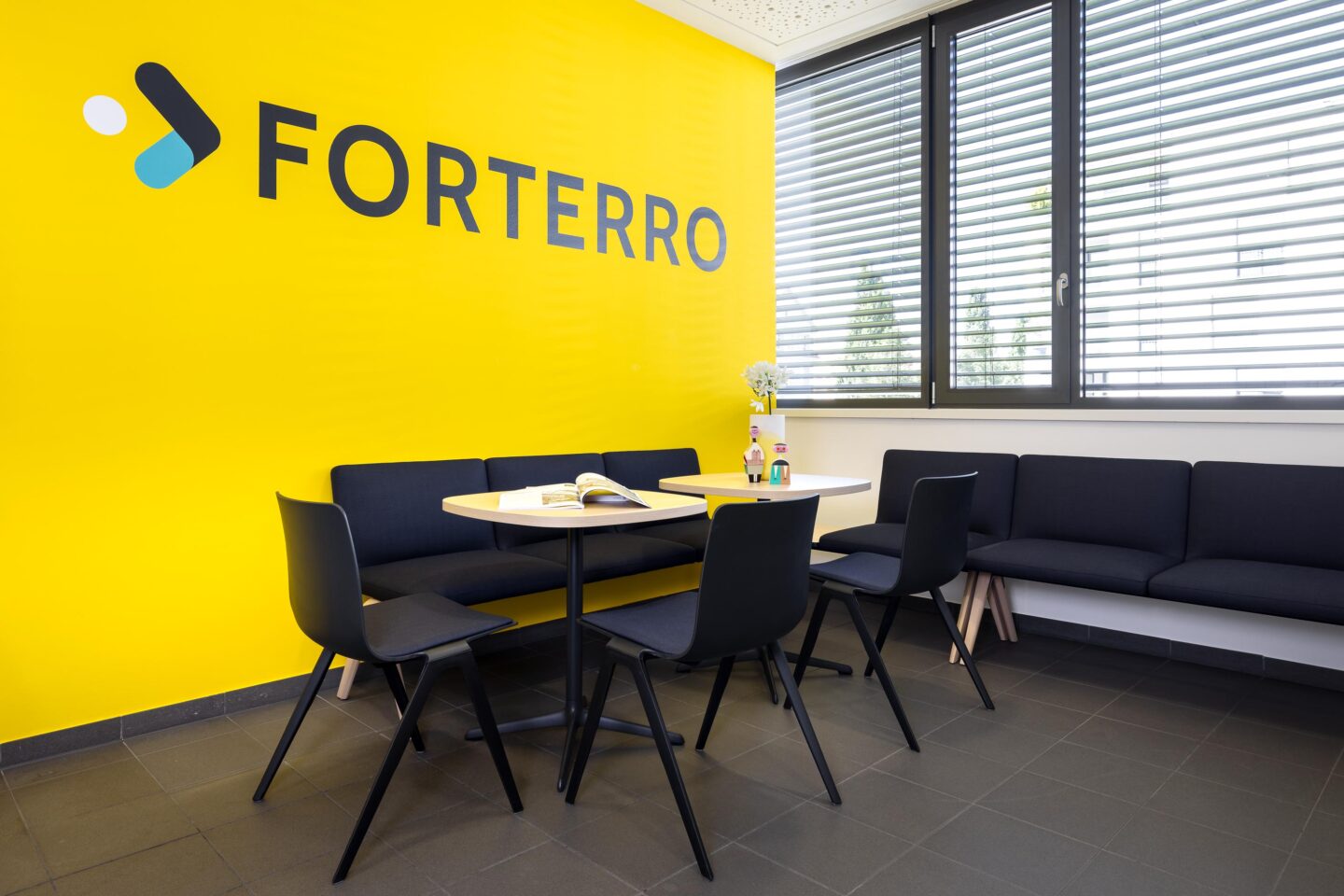Moderne Teeküche mit gemütlicher Sitzecke | Forterro Abas in Karlsruhe | feco-Büroeinrichtungen Karlsruhe