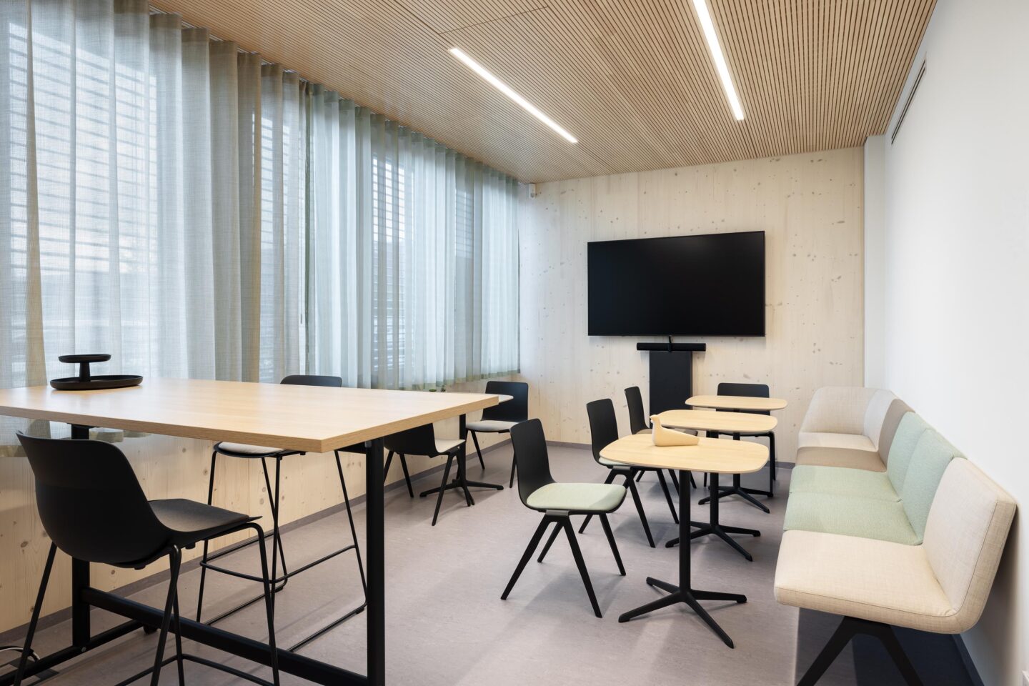 Mitarbeiterbereich mit Holztischen und entspannter Atmosphäre | Sparkasse Offenburg in Ettenheim | feco-Büroeinrichtungen Karlsruhe